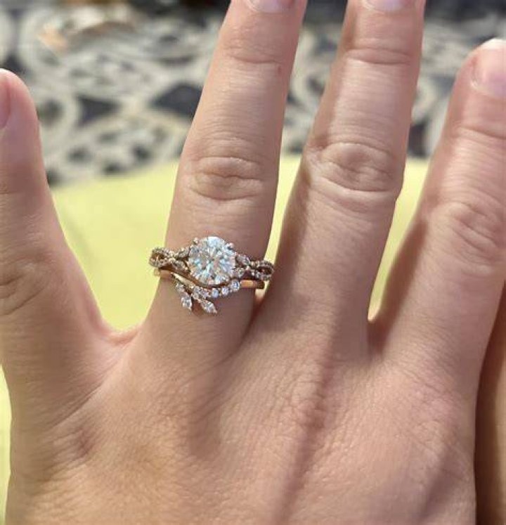How long do bachelors have to stay together to keep the ring?