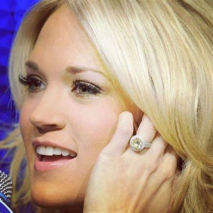 How many carats is Carrie Underwood's engagement ring?