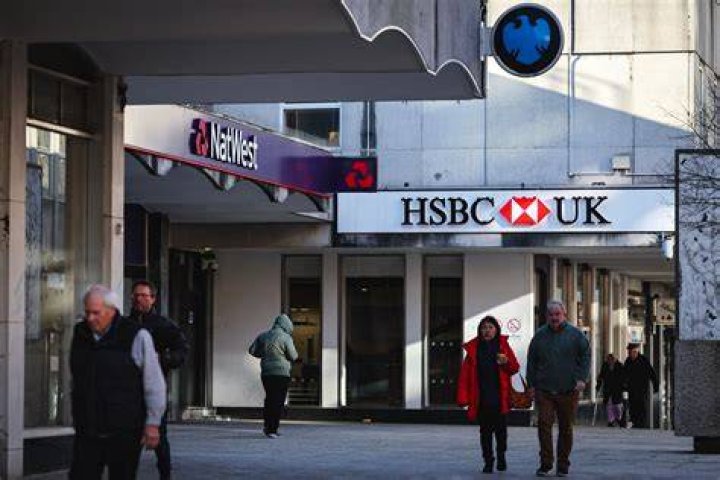 How many customers does HSBC have in the US?