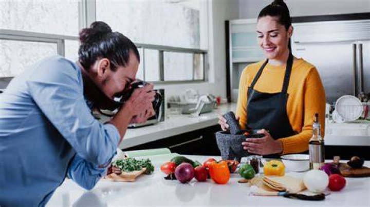 How many days a week do food stylists work?