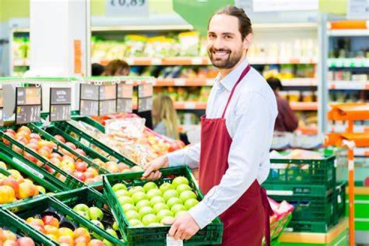 How many employees work in a grocery store?