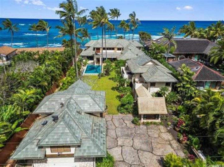 How many houses are on sale on Oahu?