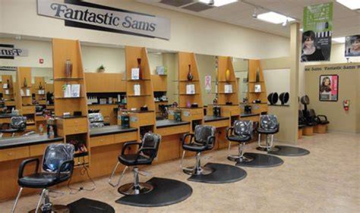 How many locations does Fantastic Sams have?