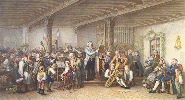 How many musicians were in an orchestra toward the end of the romantic period?