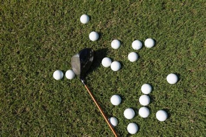 How many range balls do pros hit a day?
