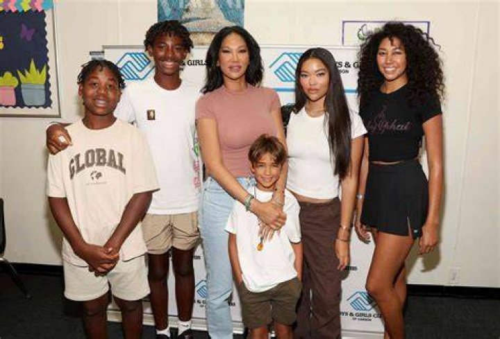 How many siblings does Kimora Lee Simmons have?