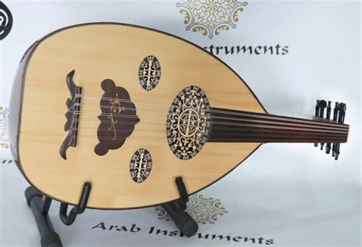 How many strings does an Egyptian oud have?