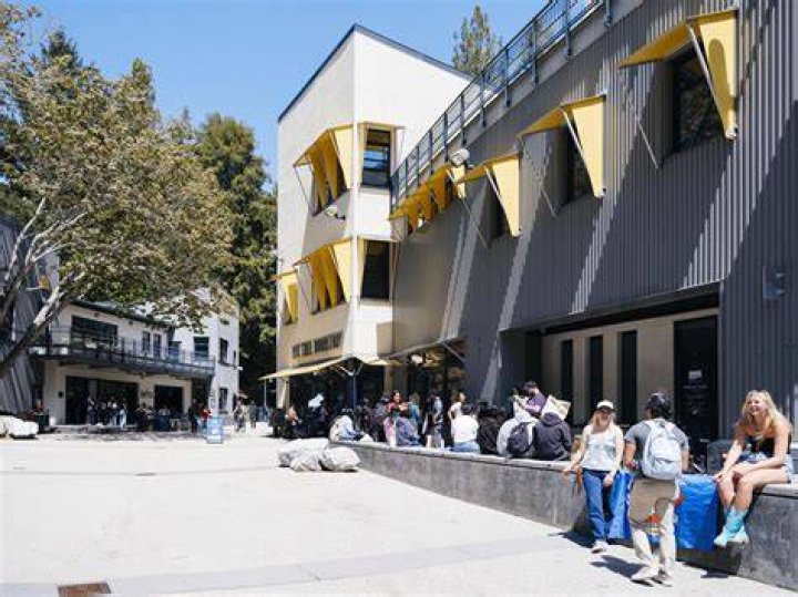 How many students does UC Santa Cruz accept?