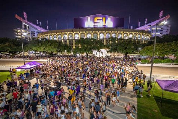 How many students enroll at LSU?