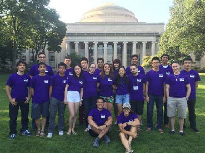 How many undergraduates are at MIT?