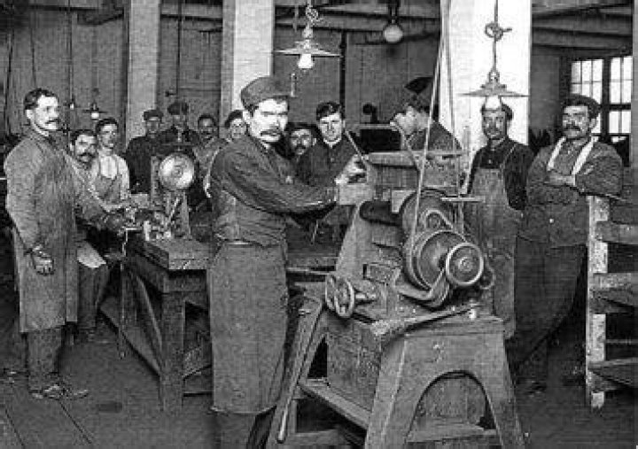 How much did a factory worker make in 1880?