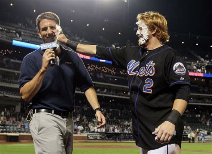 How much do announcers make a year?