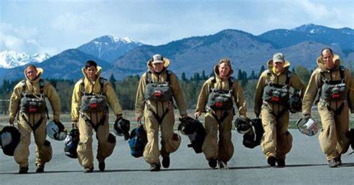 How much do California smokejumpers make?
