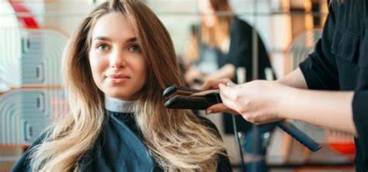 How much do hair stylists make in tips?