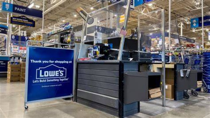 How much do head cashiers make at Lowes?