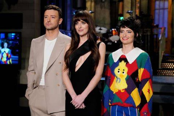 How much do Hosts get paid at SNL?