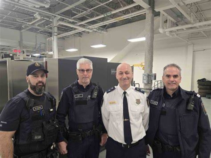 How much do immigration officers make in Canada?