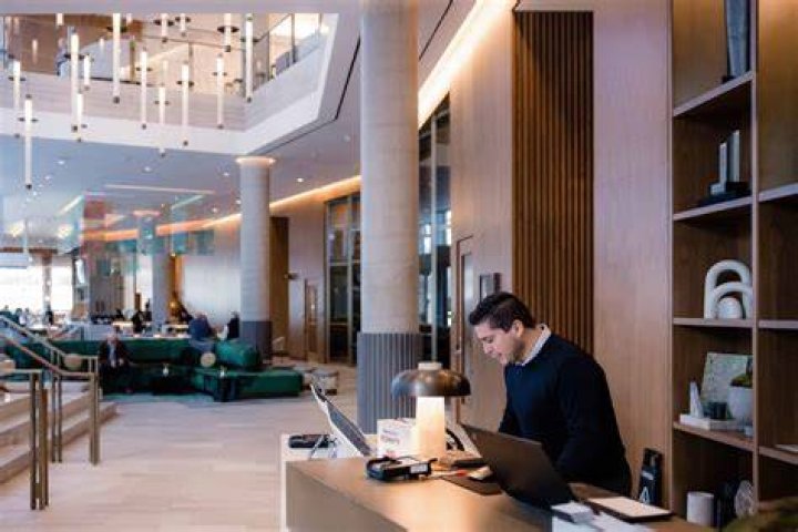 How much do Marriott front desk employees make?