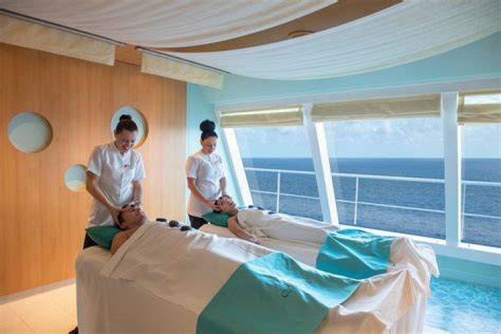 How much do massage therapists make on cruise ships?