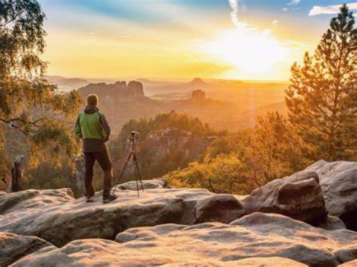 How much do nature documentary photographers make?
