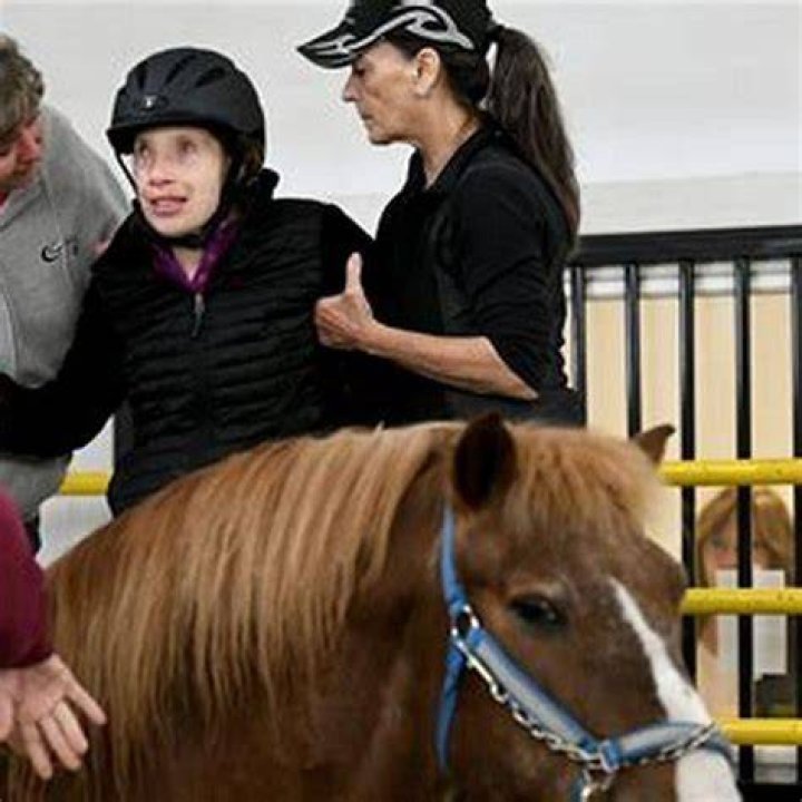 How much do professional horse grooms get paid?