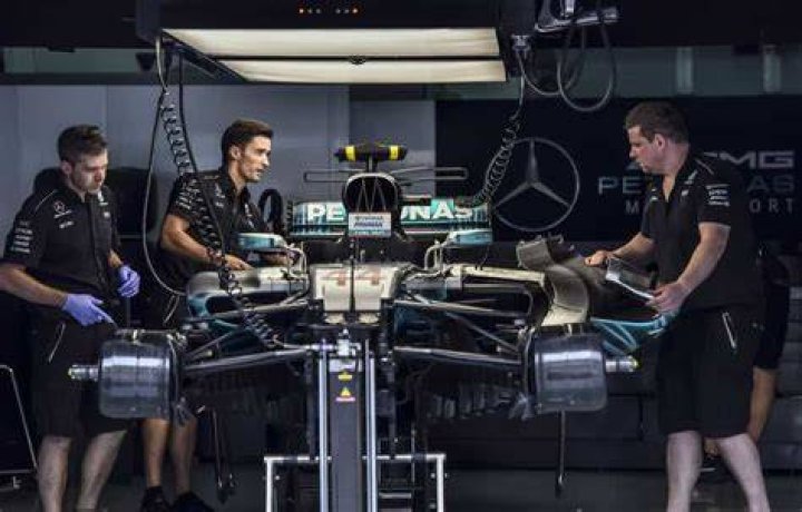 How much do race team mechanics make?