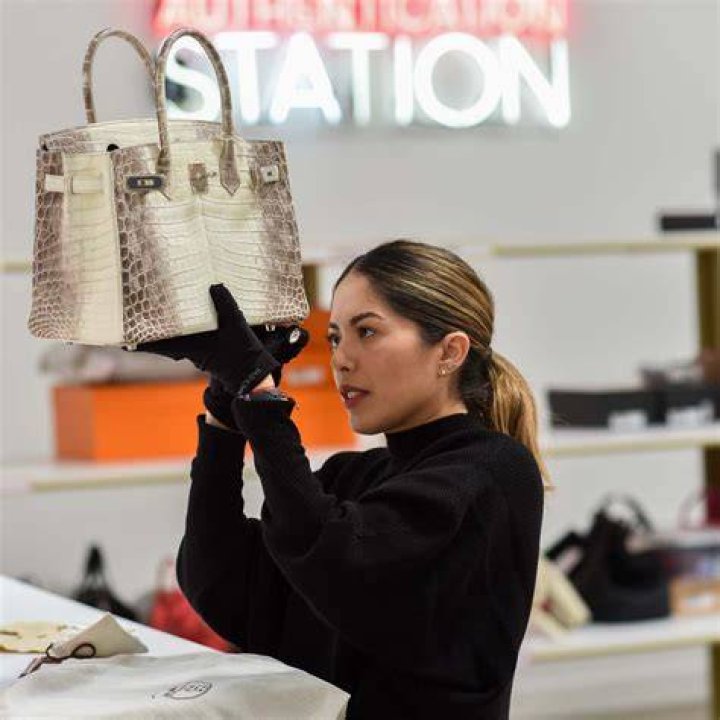 How much do sales associates make at Neiman Marcus?