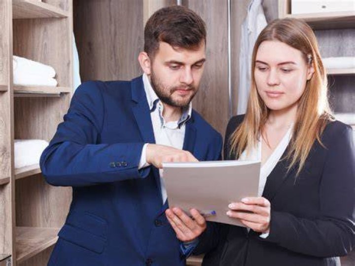 How much do shipping/receiving managers make?