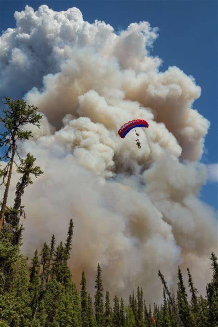 How much do smokejumpers make in a season?