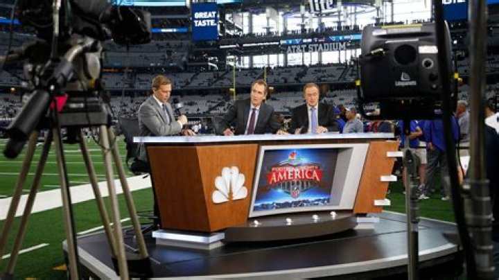 How much do sports TV hosts make?