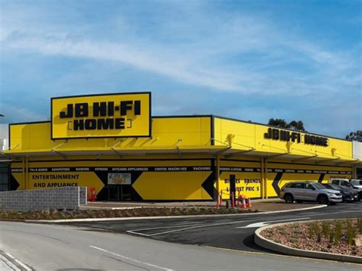 How much do you get paid working at JB Hi-Fi?