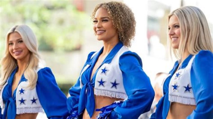 How much does a Cowboy cheerleader make?