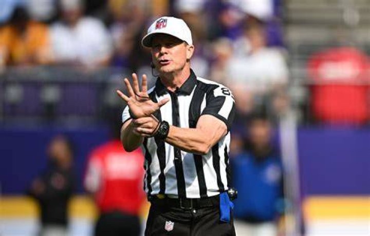 How much does a full time NFL referee make?