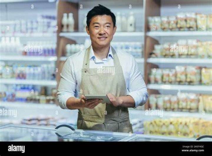 How much does a grocery clerk make in Canada?