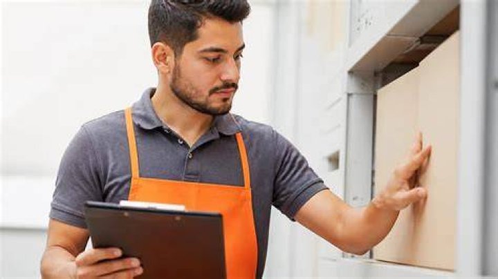 How much does a Home Depot worker make per hour?