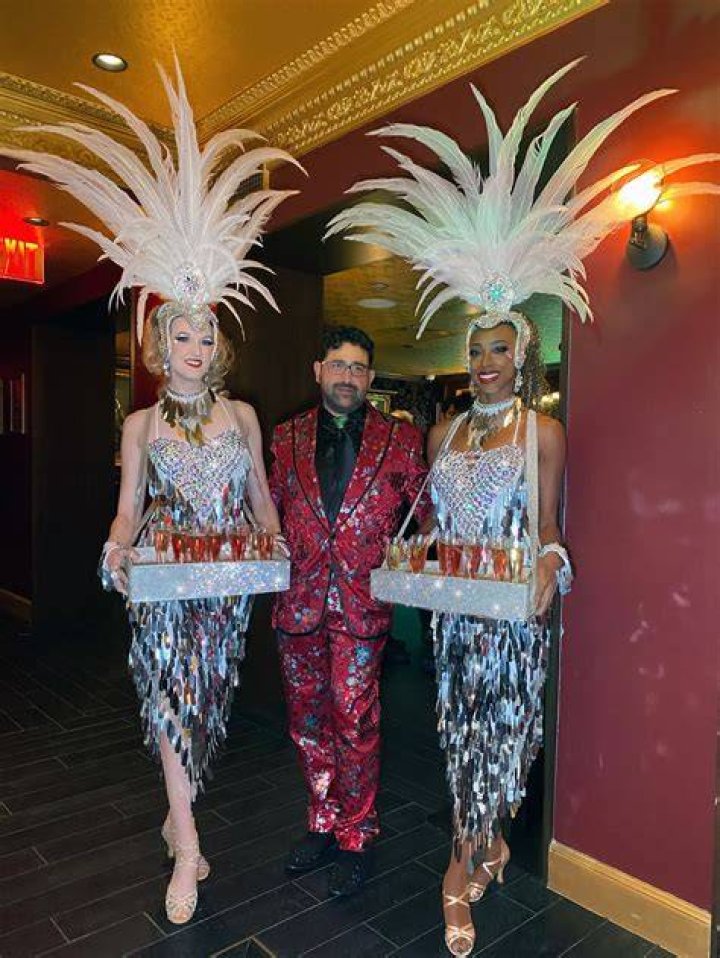 How much does a Las Vegas showgirl make?