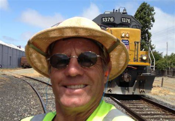 How much does a locomotive train engineer make?