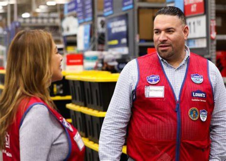 How much does a Lowes store manager make a year?