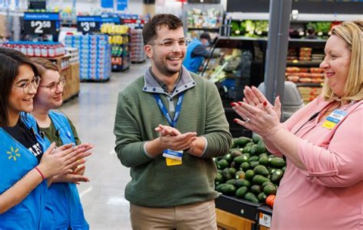 How much does a market manager at Walmart make a year?