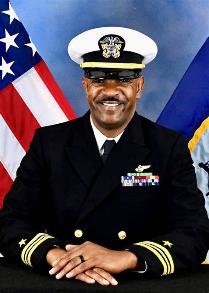 How much does a Navy lieutenant commander make in retirement?