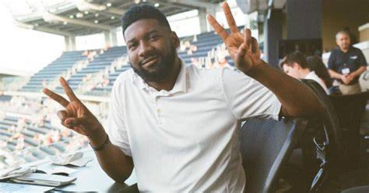 How much does a sports beat writer make?