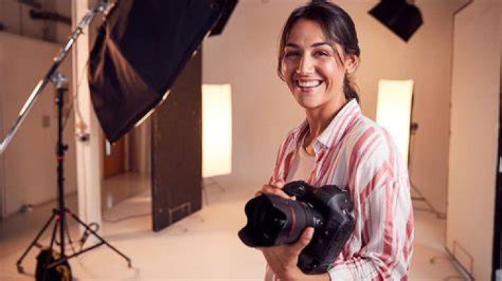 How much does a studio portrait photographer make?