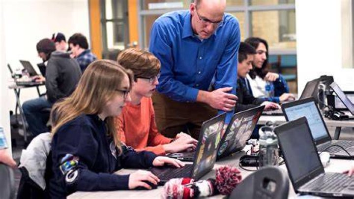 How much does a technical college instructor make?
