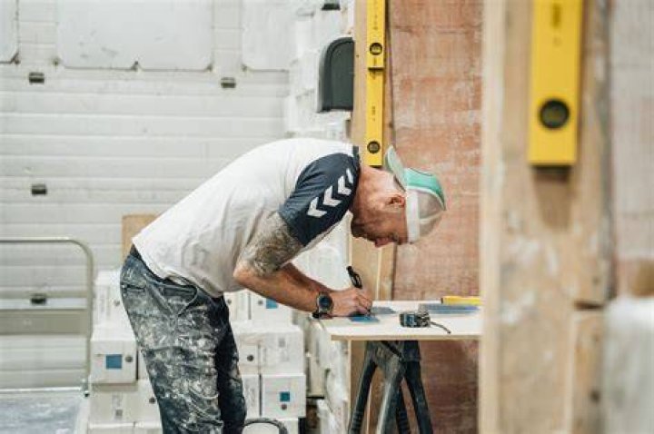 How much does a tiler make a year?