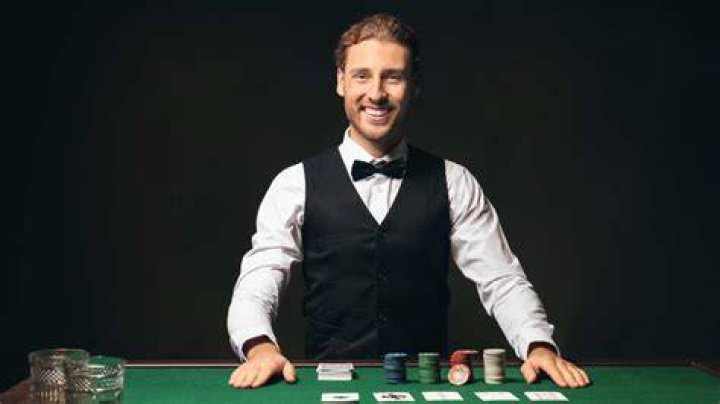 How much does an average poker dealer make?