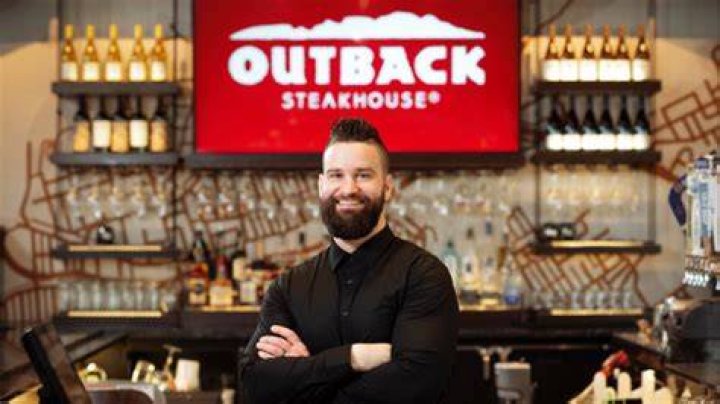 How much does an Outback Steakhouse owner make?
