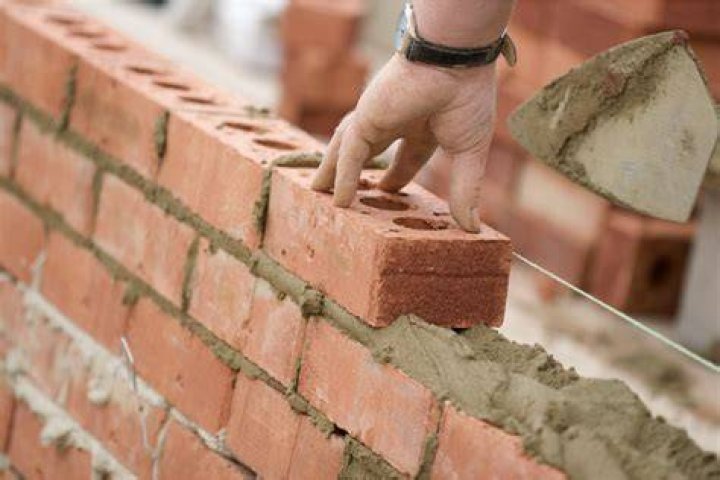 How much does it cost to hire a bricklayer?