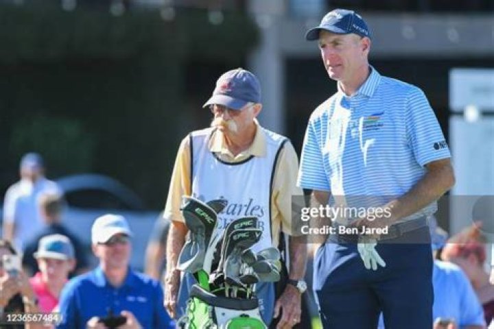 How much does Jim Furyk's caddie make?