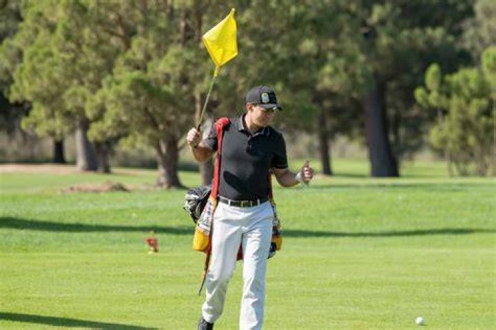 How much does the average golf caddy make?