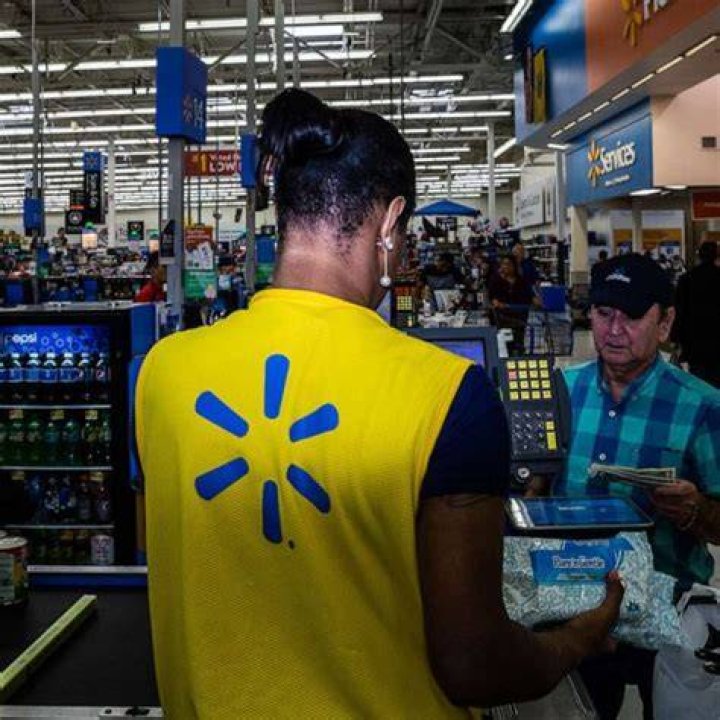 How much does Walmart pay an hour for cashiers?